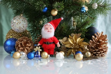 санта клаус (игрушка) с шарами, шишками и сосновыми ветками