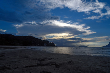 Obraz premium Tropical beach at low tide. sunset