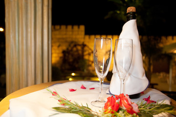 Copas vacías y botella de champán