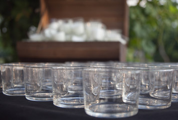Vasos de cristal sobre mesa negra
