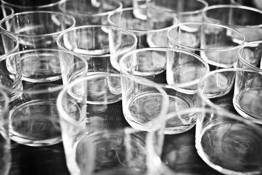 Muchos vasos de cristal vacios