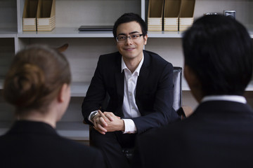 向かい合って座るビジネスパーソン