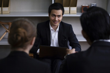 向かい合って座るビジネスパーソン