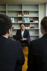 並んで座るビジネスパーソン