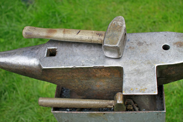 Schmiedeamboss mit Hammer