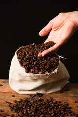 main dans un tas de grains de café