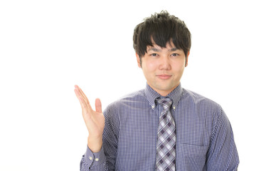 案内する笑顔のビジネスマン