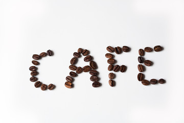 mots écrits avec des grains de café torréfiés