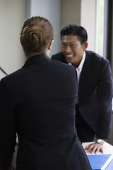 立ってパソコンを使うビジネスパーソン