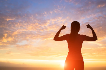 Fototapeta premium silhouette of woman feel free