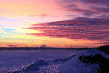 Fototapeta na wymiar red sunset over the winter river