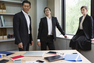 窓辺に立つビジネスパーソン