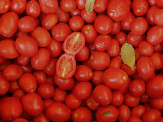 Текстура из красных помидоров крупным планом