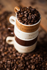 tasses de café remplies de grains de café