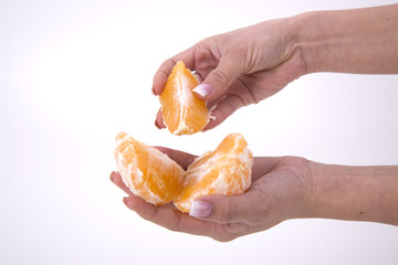 donna con in mano spicchi di arancio