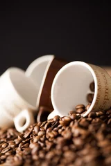 Fotobehang Koffiebar kopjes koffie in koffiebonen