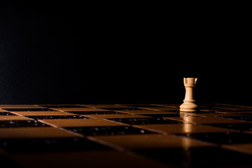 Scacchi fotografati su una scacchiera