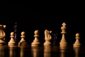 Scacchi fotografati su una scacchiera