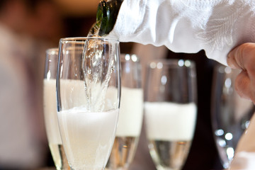 Sirviendo champ&aacute;n en copas