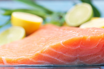 Lachsfilet und Zitronenscheiben auf blauem Holzuntergrund, Nahau