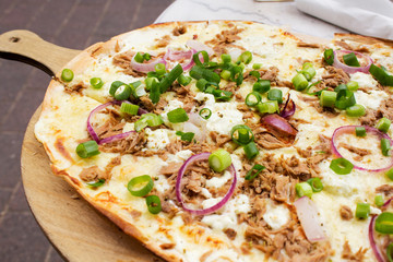 Flammkuchen, Feta, Thunfisch, Lauchzwiebel, Zwiebelringe