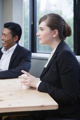 談笑するビジネスパーソン