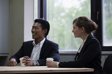 談笑するビジネスパーソン