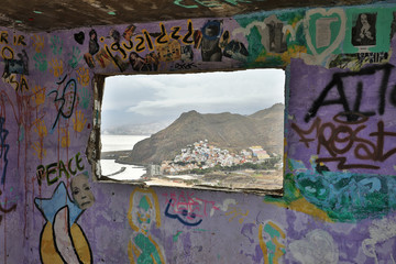 Village de San Andrés par une fenêtre du mirador de las Teresitas (Tenerife - Espagne)