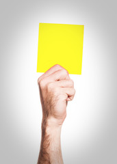 Carton jaune: main tenant un carré jaune - penalty

