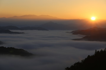 Obraz premium 野迫川村の雲海と朝焼け