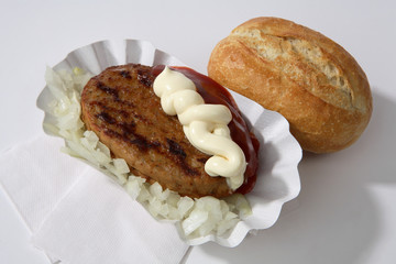 Frikadelle mit Brötchen
