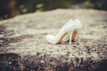 Braut Schuhe mit Strasssteine stehen auf einem Felsen auf der Spitze des Berges