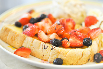 French toast with berries