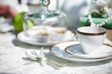 Teezeremonie. Dekoration am Tisch im Garten