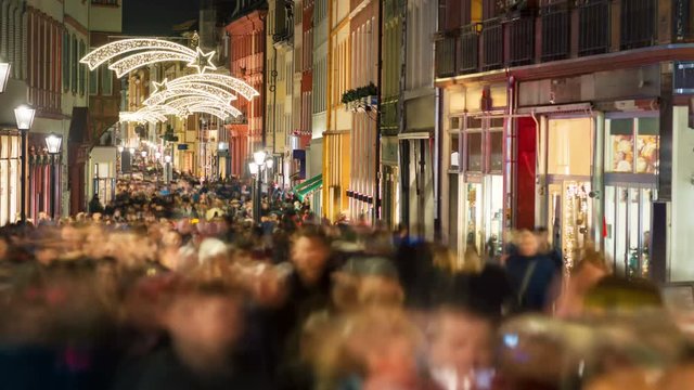 Timelapse Video: Shopping auf der Haupstra&szlig;e in Heidelberg zu Weihnachtszeit