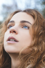 ragazza giovane bella sorpresa