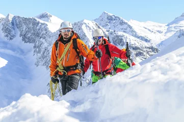 Afwasbaar Fotobehang Wintersport Seilschaft im winterlichen Hochgebirge