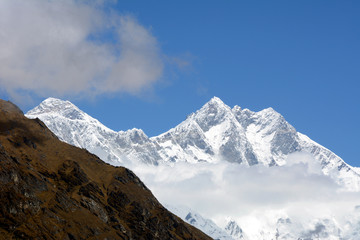 Obraz premium Mount Everest and Lhotse peaks, hiking in Khumbu Valley in Himalayas mountains, Everest Base Camp trek, Nepal.