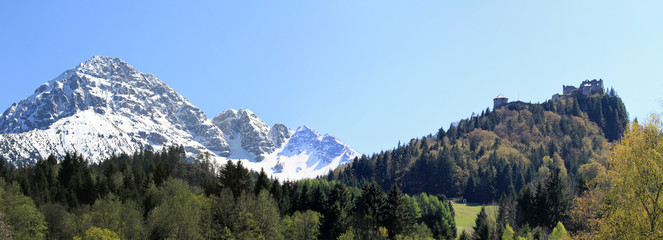 Reutte Tirol mit der Burg Ehrenberg