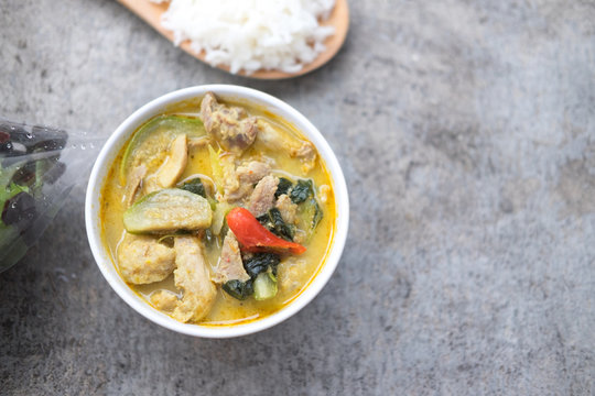 Green curry creamy coconut milk with chicken