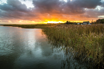 Dramatischer Sonnenuntergang in Born - Darss, Mecklenburg-Vorpommern.