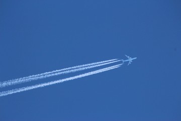 ジャンボと飛行機雲
