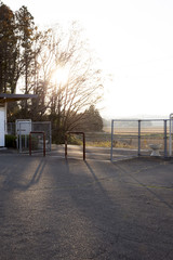 無人駅　ローカル線　夕日
