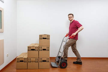 Mann schiebt eine Sackkarre