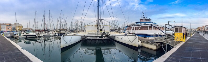 Fototapeta premium Panorama du port du Cap d'Agde, Hérault, Languedoc, Occitanie, France