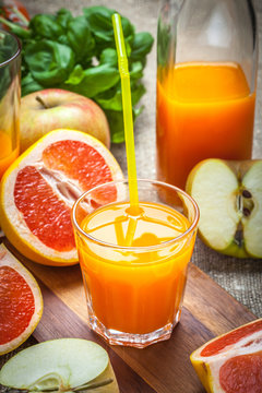 Juice of apples and red grapefruit.