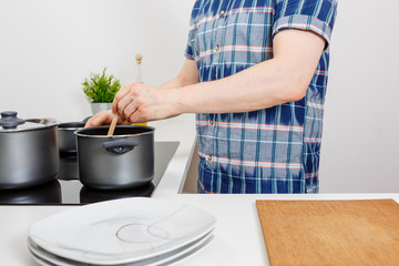 Mann kocht in der Küche