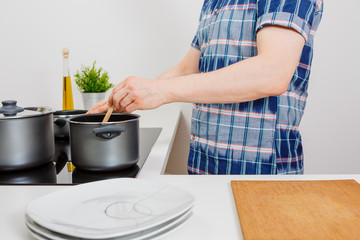 Mann kocht in der Küche