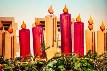 Weihnachtliche Dekoration auf einer Hütte des Stuttgarter Weihnachtsmarkts