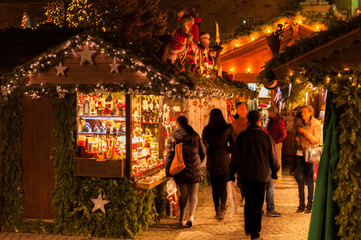 Kersthutten en kraampjes op de kerstmarkt van Stuttgart